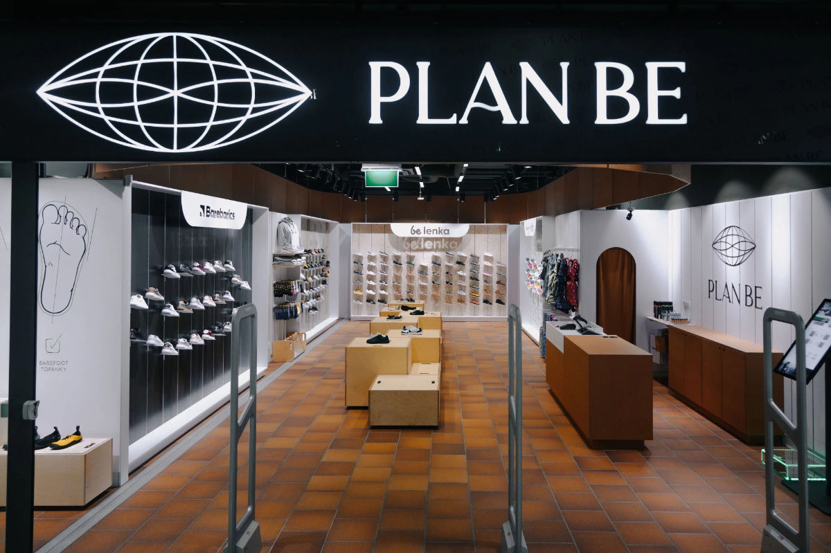 LED lighting using a track system for the Be Lenka store in Bratislava.